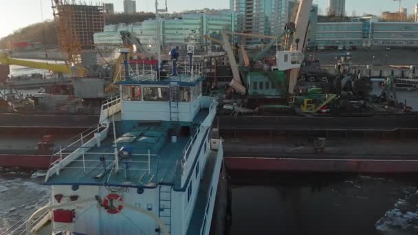 Parkování lodí v přístavu na řece, letecká střelba z výkopu — Stock video