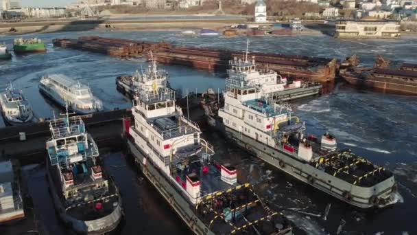 Nehir üzerinde limanda gemilerin park, bir helikopter havadan çekim — Stok video