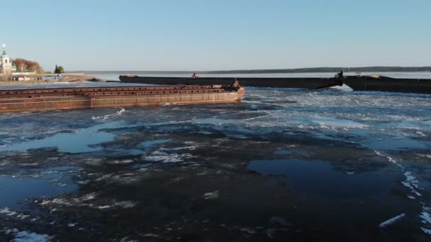 Парковка судов в порту на реке, воздушная стрельба с вертолета — стоковое видео