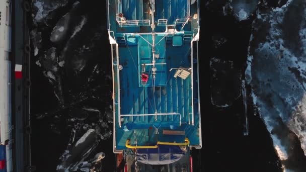 Parken von Schiffen im Hafen am Fluss, Luftaufnahmen aus dem Hubschrauber — Stockvideo