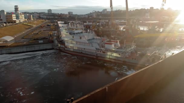 Parkeren van schepen in de haven aan de rivier, lucht schieten vanuit een helikopter — Stockvideo