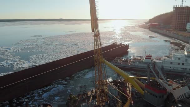 Stationnement des navires dans le port sur la rivière, prise de vue aérienne d'un copter — Video