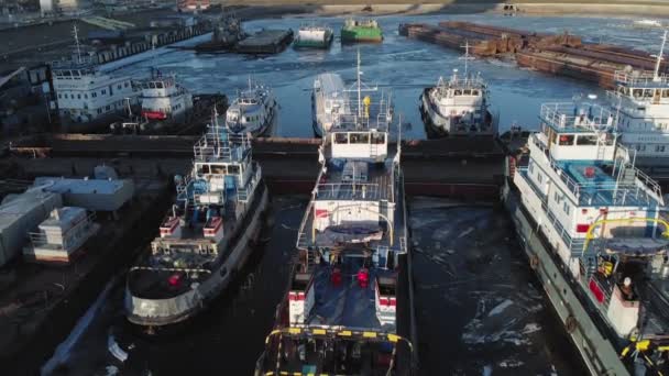 Estacionamento de navios no porto no rio, tiro aéreo de um helicóptero — Vídeo de Stock