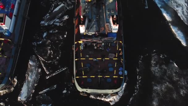 Parken von Schiffen im Hafen am Fluss, Luftaufnahmen aus dem Hubschrauber — Stockvideo