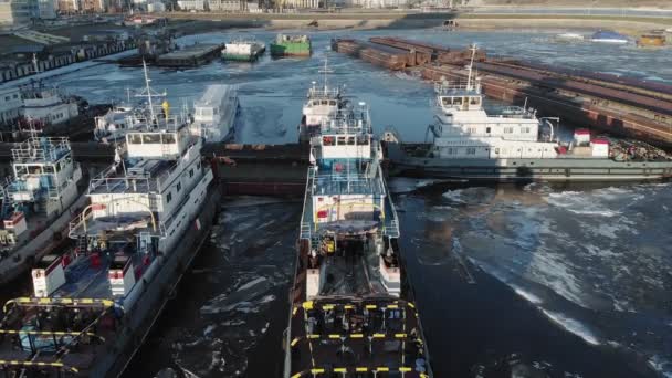 Aparcamiento de buques en el puerto en el río, disparos aéreos desde un helicóptero — Vídeo de stock