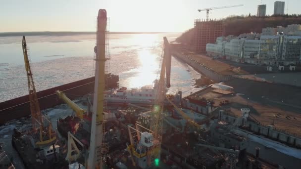 Estacionamento de navios no porto no rio, tiro aéreo de um helicóptero — Vídeo de Stock