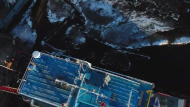 nehir üzerinde limanda gemilerin park, bir helikopter havadan çekim