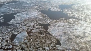 bir nehir üzerinde yüzen buz, havadan çekim