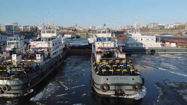 Aparcamiento de buques en el puerto en el río, disparos aéreos desde un helicóptero — Vídeos de Stock