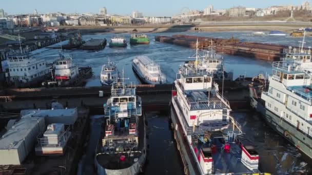 Parkowanie statków w porcie na rzece, lotnicze strzelanie z helikoptera — Wideo stockowe