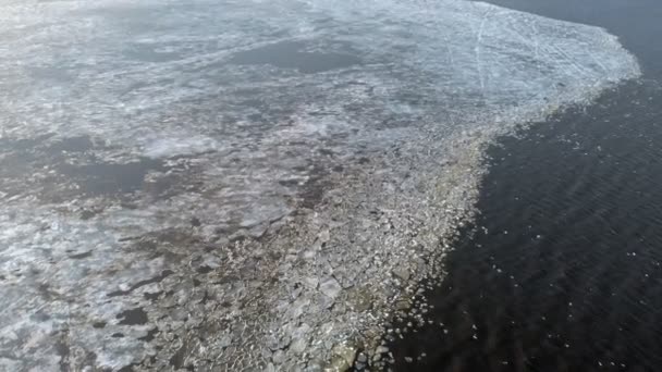 Úszó jég a folyón, légi felvétel — Stock videók