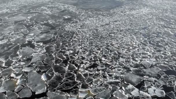 Hielo flotante en un río, tiro aéreo — Vídeos de Stock