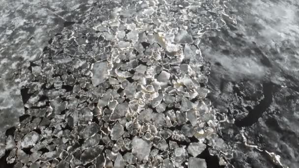 Floating ice on a river, aerial shot — Stock Video