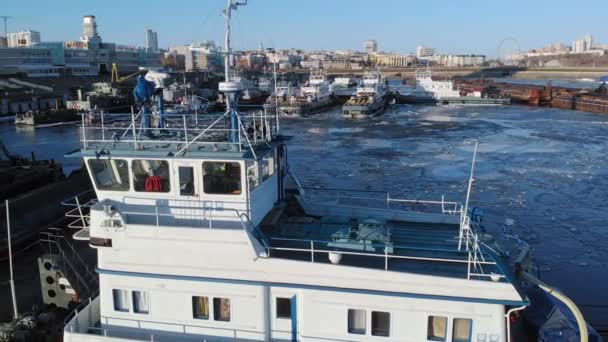 Aparcamiento de buques en el puerto en el río, disparos aéreos desde un helicóptero — Vídeo de stock