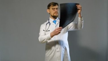 gri arka plan üzerinde beyaz ceket doktor adam, tıp kavramı