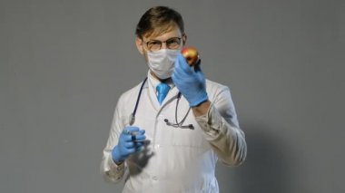 gri arka plan üzerinde beyaz ceket doktor adam, tıp kavramı