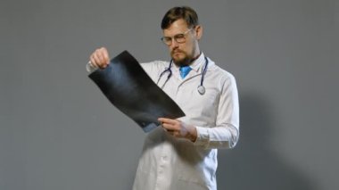 gri arka plan üzerinde beyaz ceket doktor adam, tıp kavramı