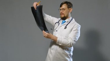 gri arka plan üzerinde beyaz ceket doktor adam, tıp kavramı