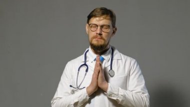 gri arka plan üzerinde beyaz ceket doktor adam, tıp kavramı