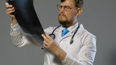 gri arka plan üzerinde beyaz ceket doktor adam, tıp kavramı