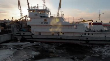 nehir üzerinde limanda gemilerin park, bir helikopter havadan çekim