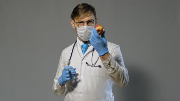 Doctor man in witte vacht op grijze achtergrond, geneeskunde concept — Stockvideo