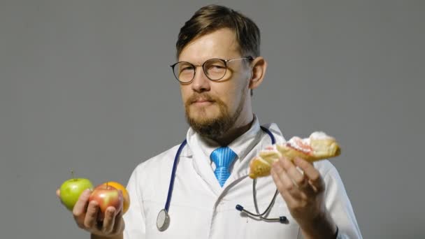 Γιατρός άνθρωπος με λευκό παλτό σε γκρι φόντο, ιατρική έννοια — Αρχείο Βίντεο