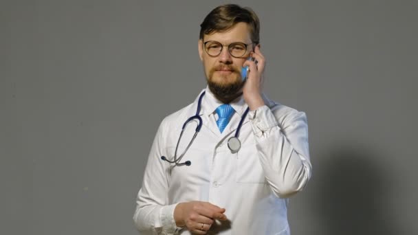 Gri arka plan üzerinde beyaz ceket doktor adam, tıp kavramı — Stok video