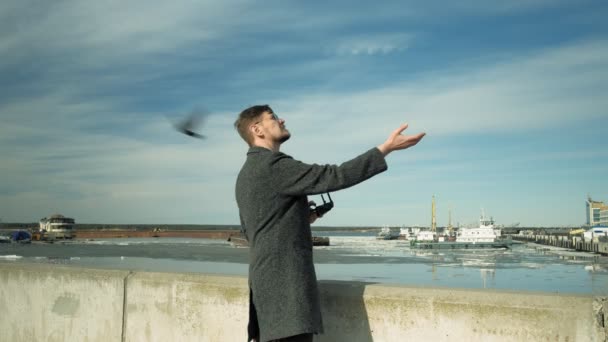 Homem controla quadricóptero ao ar livre — Vídeo de Stock