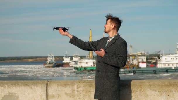 Homme contrôle quadcopter à l'extérieur — Video