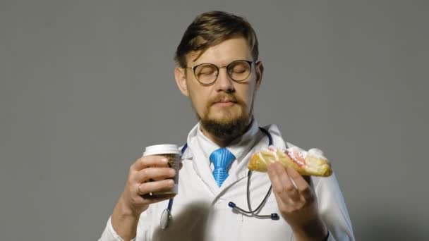 Doctor man in white coat on gray background, medicine concept — Stock Video