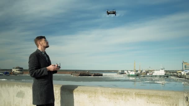 Άνθρωπος ελέγχει με ελικόπτερο σε εξωτερικούς χώρους — Αρχείο Βίντεο
