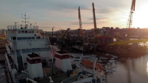 Estacionamento de navios no porto no rio, tiro aéreo de um helicóptero — Vídeo de Stock