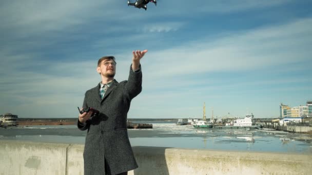 Hombre controla quadcopter al aire libre — Vídeos de Stock