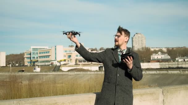 Homme contrôle quadcopter à l'extérieur — Video