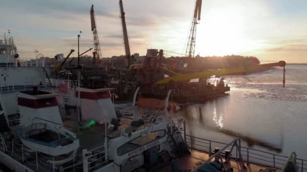 Estacionamento de navios no porto no rio, tiro aéreo de um helicóptero — Vídeo de Stock