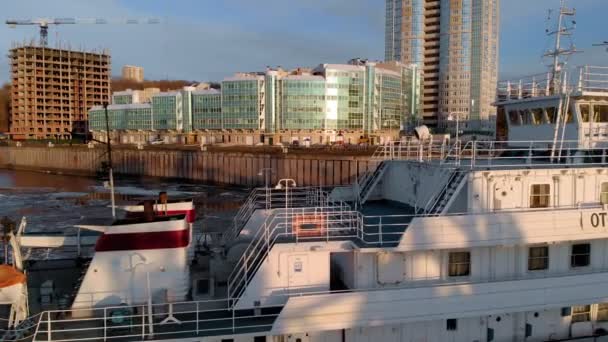 Parkeren van schepen in de haven aan de rivier, lucht schieten vanuit een helikopter — Stockvideo