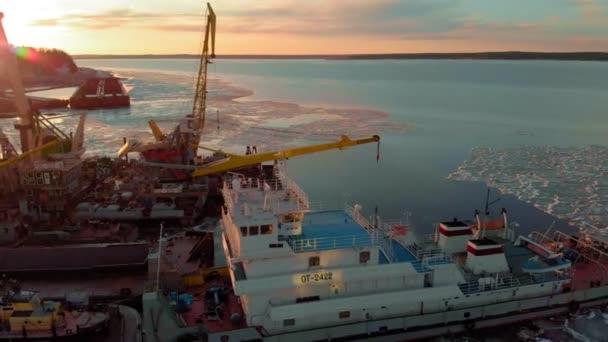 Nehir üzerinde limanda gemilerin park, bir helikopter havadan çekim — Stok video