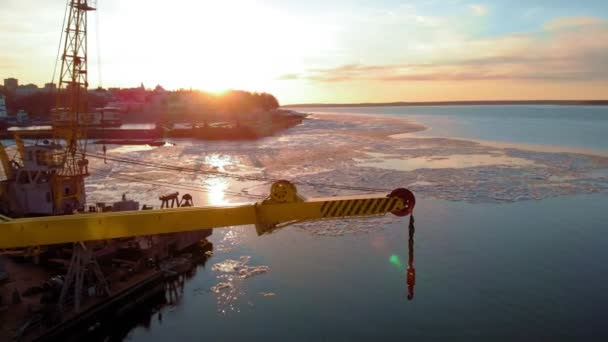 Parkolás hajók a kikötőben a folyón, légi felvétel egy helikopter — Stock videók