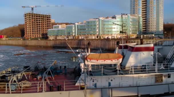 Parkeren van schepen in de haven aan de rivier, lucht schieten vanuit een helikopter — Stockvideo