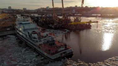 nehir üzerinde limanda gemilerin park, bir helikopter havadan çekim