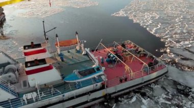 nehir üzerinde limanda gemilerin park, bir helikopter havadan çekim