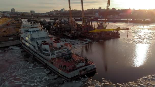 Парковка судов в порту на реке, воздушная стрельба с вертолета — стоковое видео