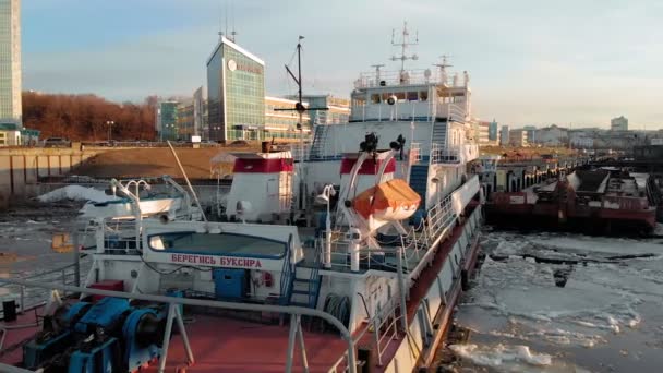 Parken von Schiffen im Hafen am Fluss, Luftaufnahmen aus dem Hubschrauber — Stockvideo