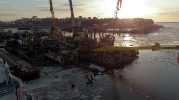 Parken von Schiffen im Hafen am Fluss, Luftaufnahmen aus dem Hubschrauber — Stockvideo