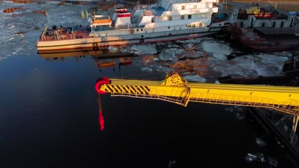 Nehir üzerinde limanda gemilerin park, bir helikopter havadan çekim — Stok video