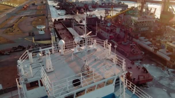 Stationnement des navires dans le port sur la rivière, prise de vue aérienne d'un copter — Video