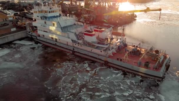 Aparcamiento de buques en el puerto en el río, disparos aéreos desde un helicóptero — Vídeo de stock