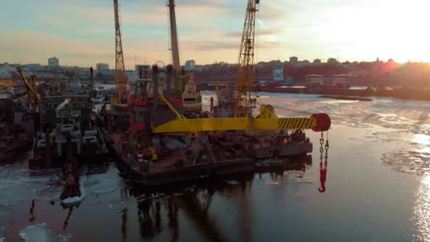 Nehir üzerinde limanda gemilerin park, bir helikopter havadan çekim — Stok video