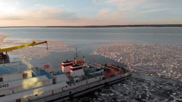 Парковка судов в порту на реке, воздушная стрельба с вертолета — стоковое видео